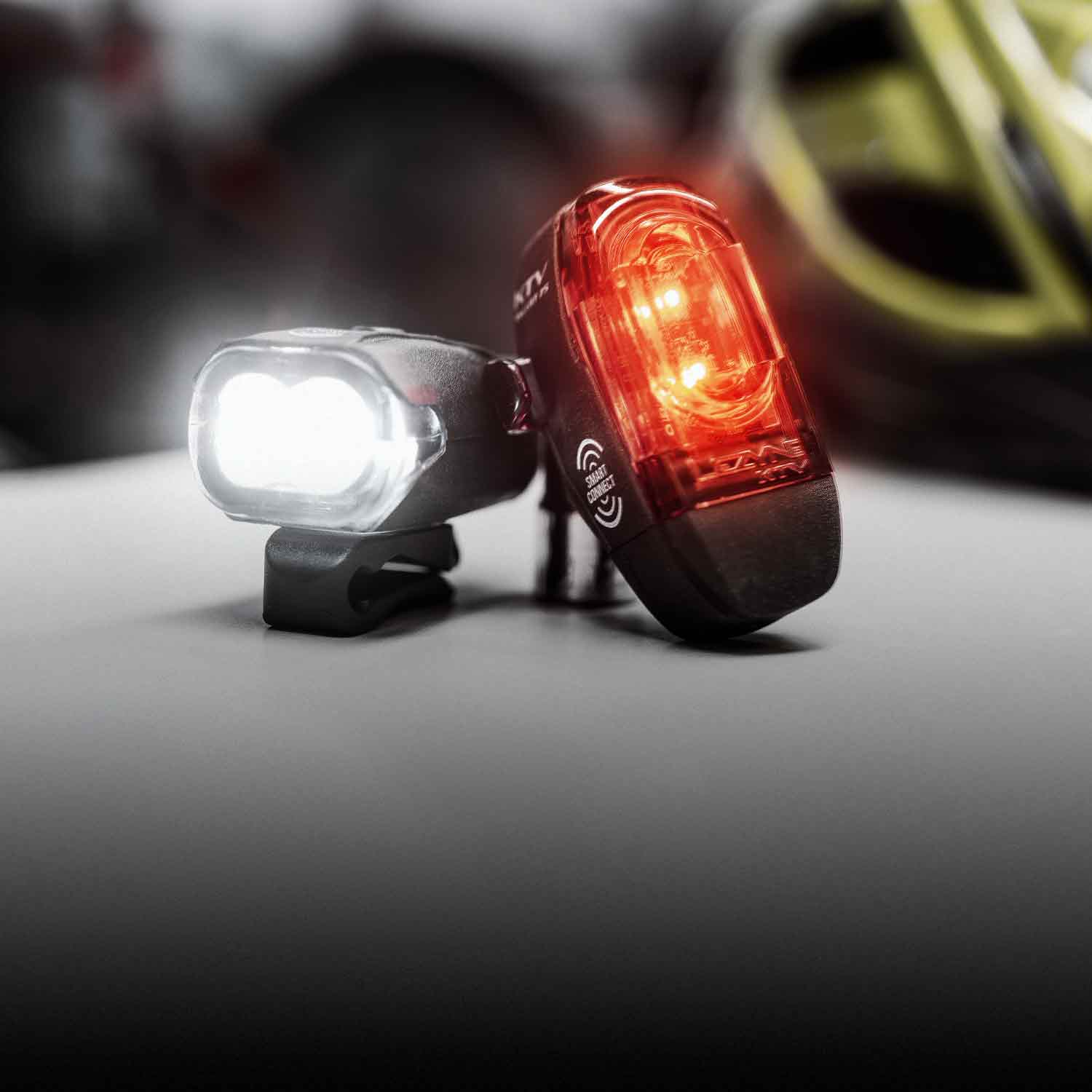 A bright front light next to a red rear light with the Smart Connect logo printed on the side.