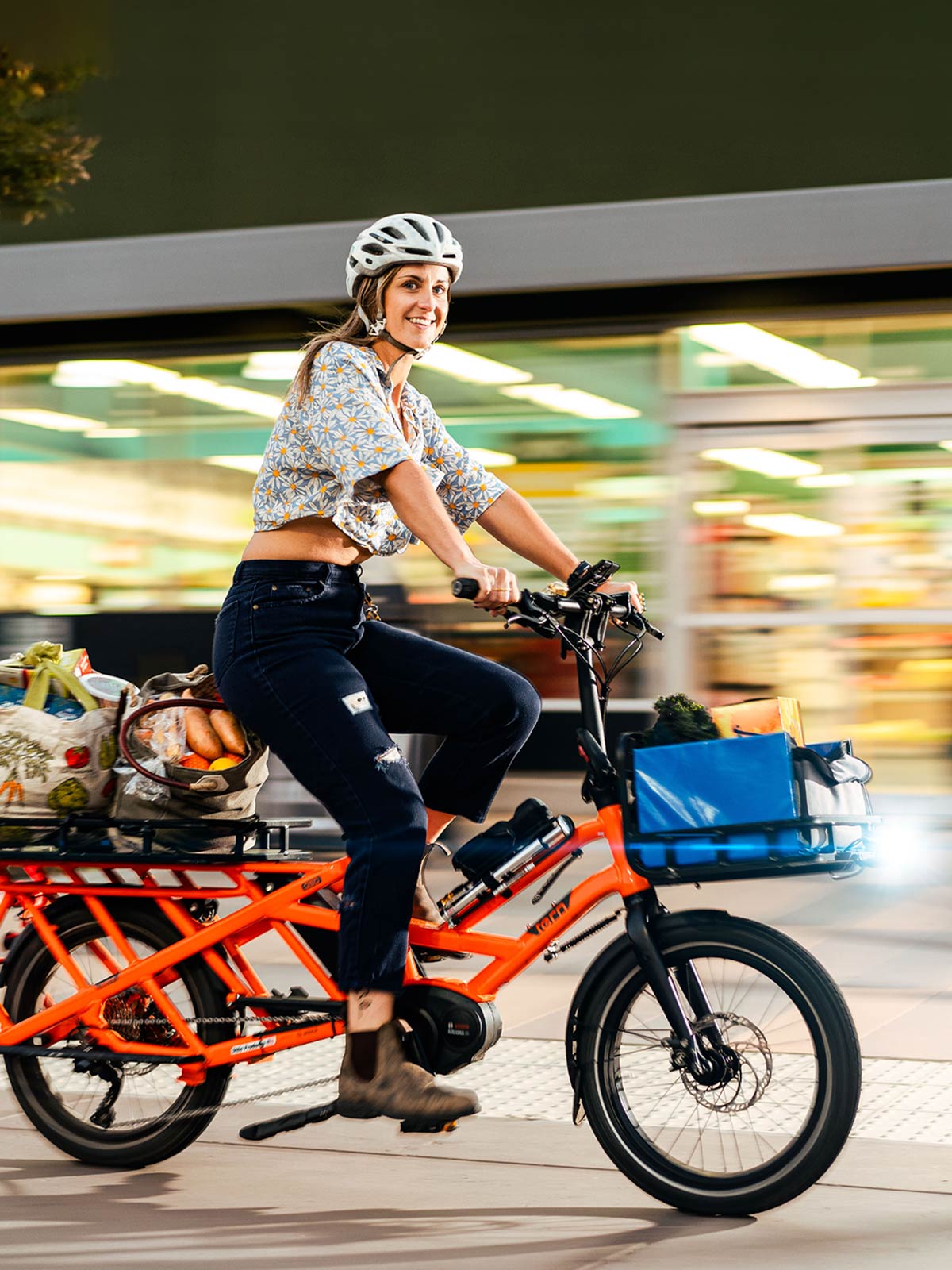 Women riding an cargo e-bike
