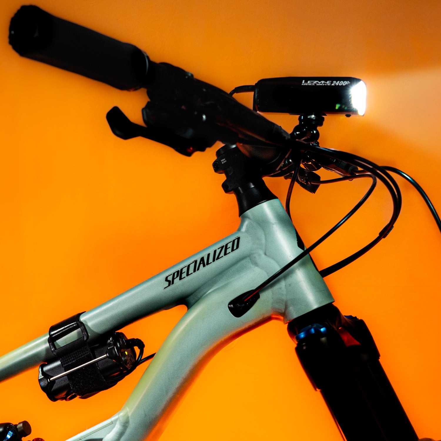 INFINITE LIGHT POWER PACK+ mounted on a gravel bike, powering the Mega Drive 2400+ LED front bike light.