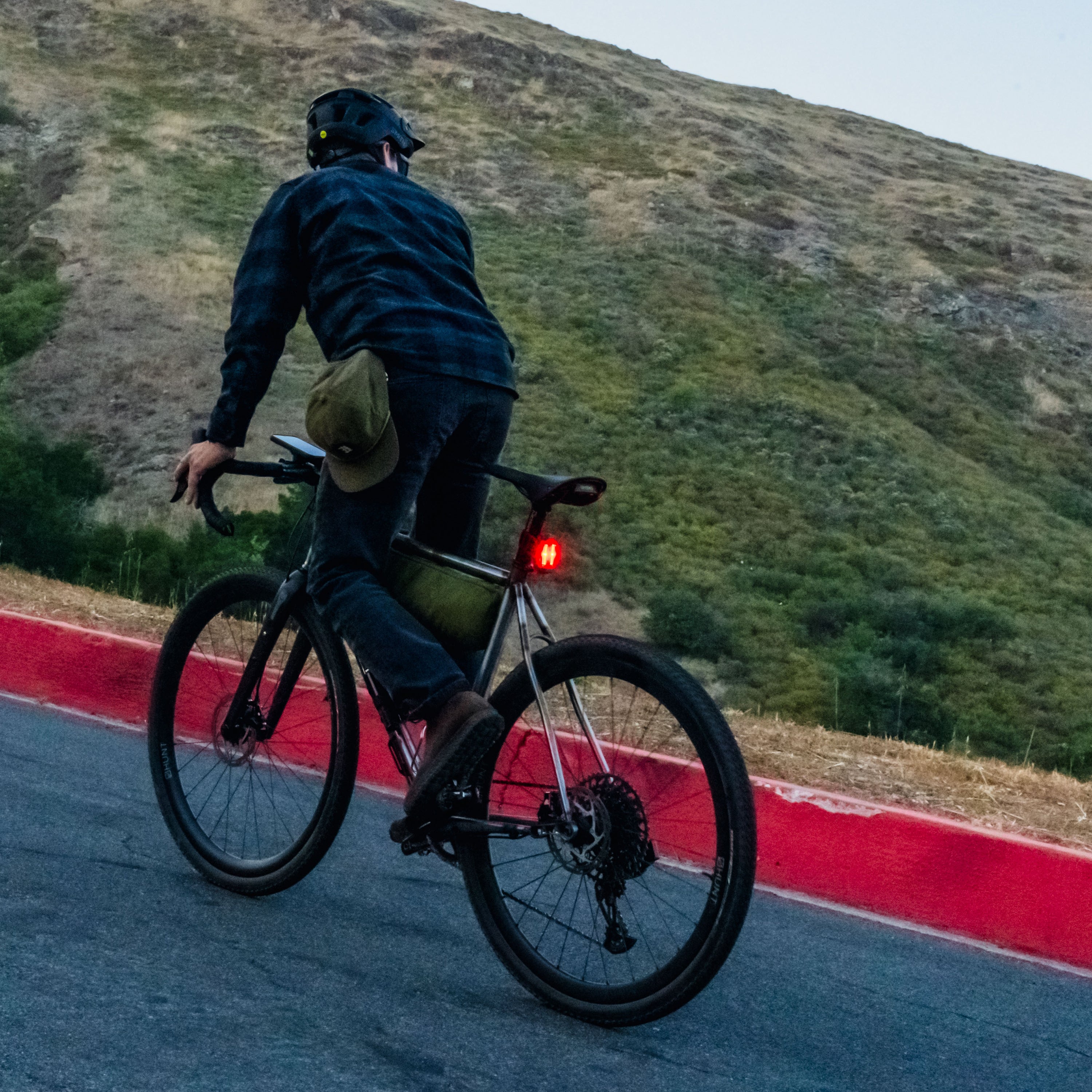 Commuter riding with Lezyne Radar React StVZO System — ideal for daily city traffic with radar alerts and bright visibility. Your cycling sixth sense.
