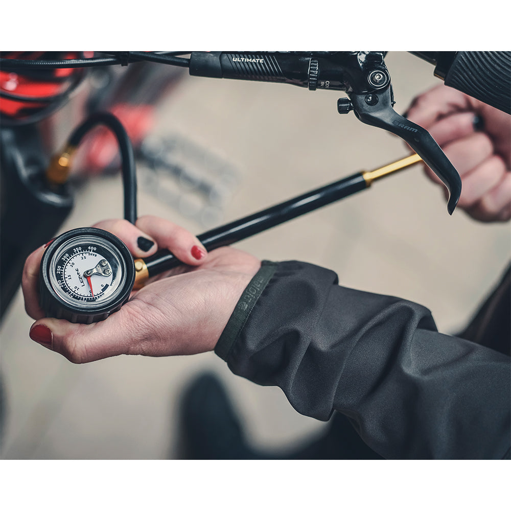 Lezyne Shock Drive MTB shock pump with zero-loss chuck and durable CNC-machined aluminum for long-lasting performance.